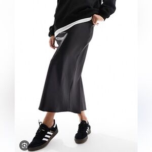 DRESS FORUM URBAN OUTFITTERS Satin Black Midi Slip Skirt Front Slit SZ Medium